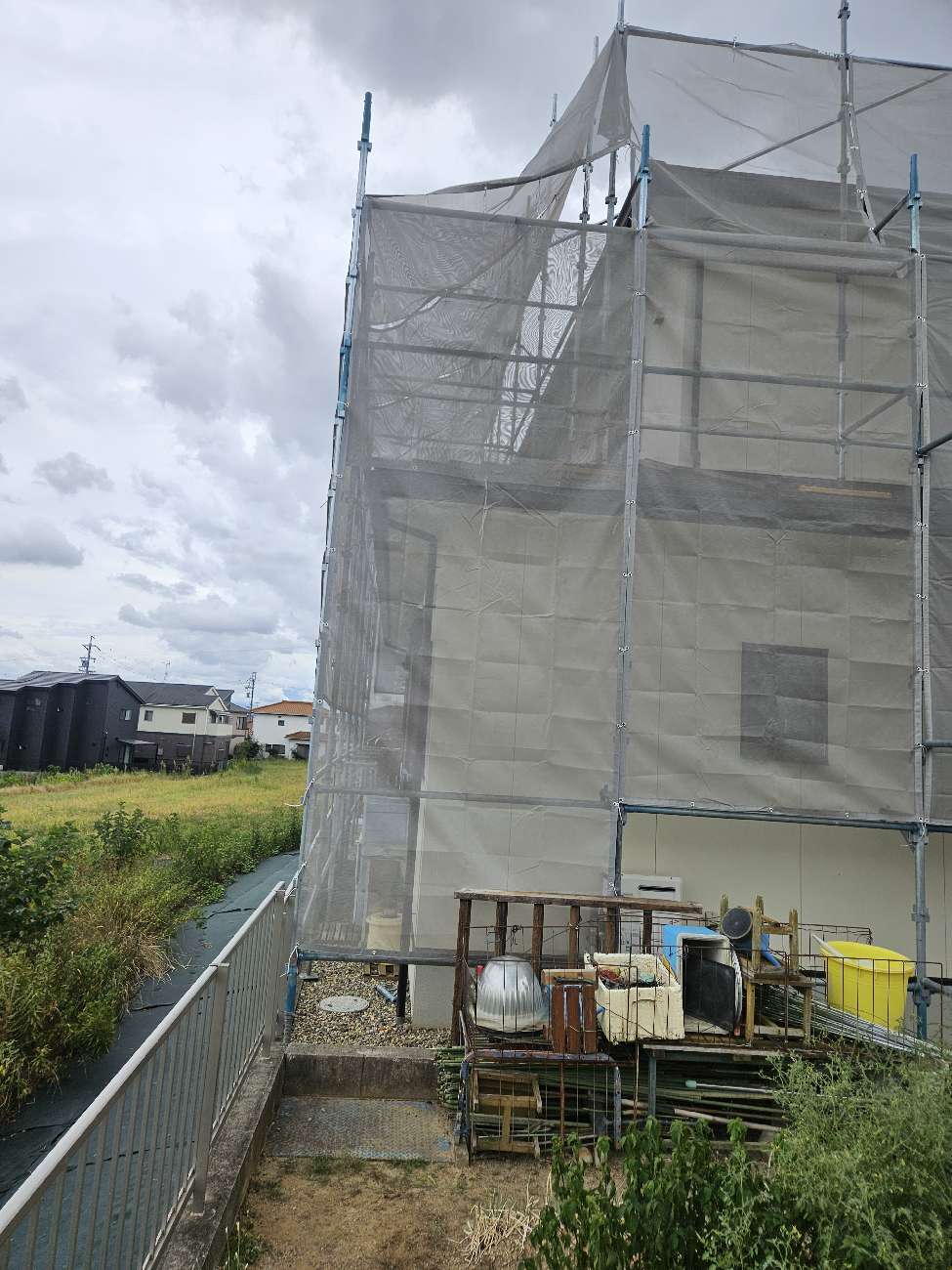 豊明市　足場組み立て完了後の建物外観（側面）